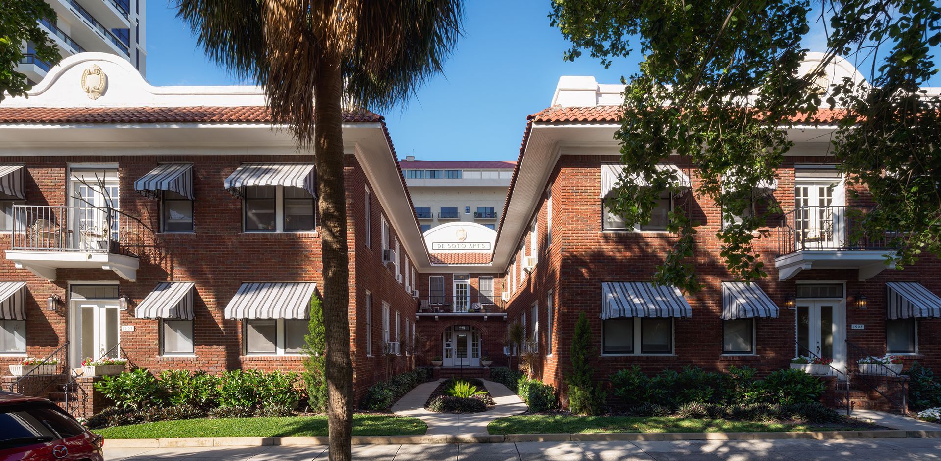 Photo of the courtyard, seen from the street