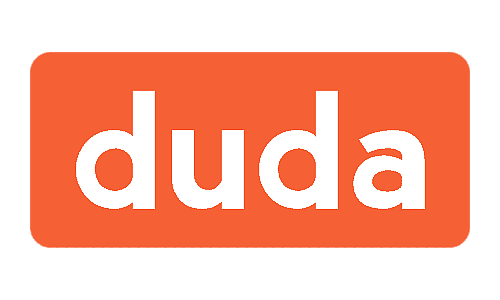 Das Duda-Logo ist orange und weiß auf weißem Hintergrund.