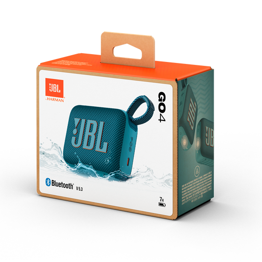 Altavoz Bluetooth JBL Go 4 en azul, naranja y canela. Se muestra el altavoz en el agua.