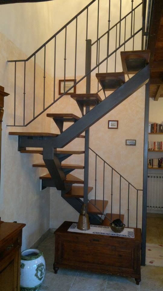 Scala con gradini in legno