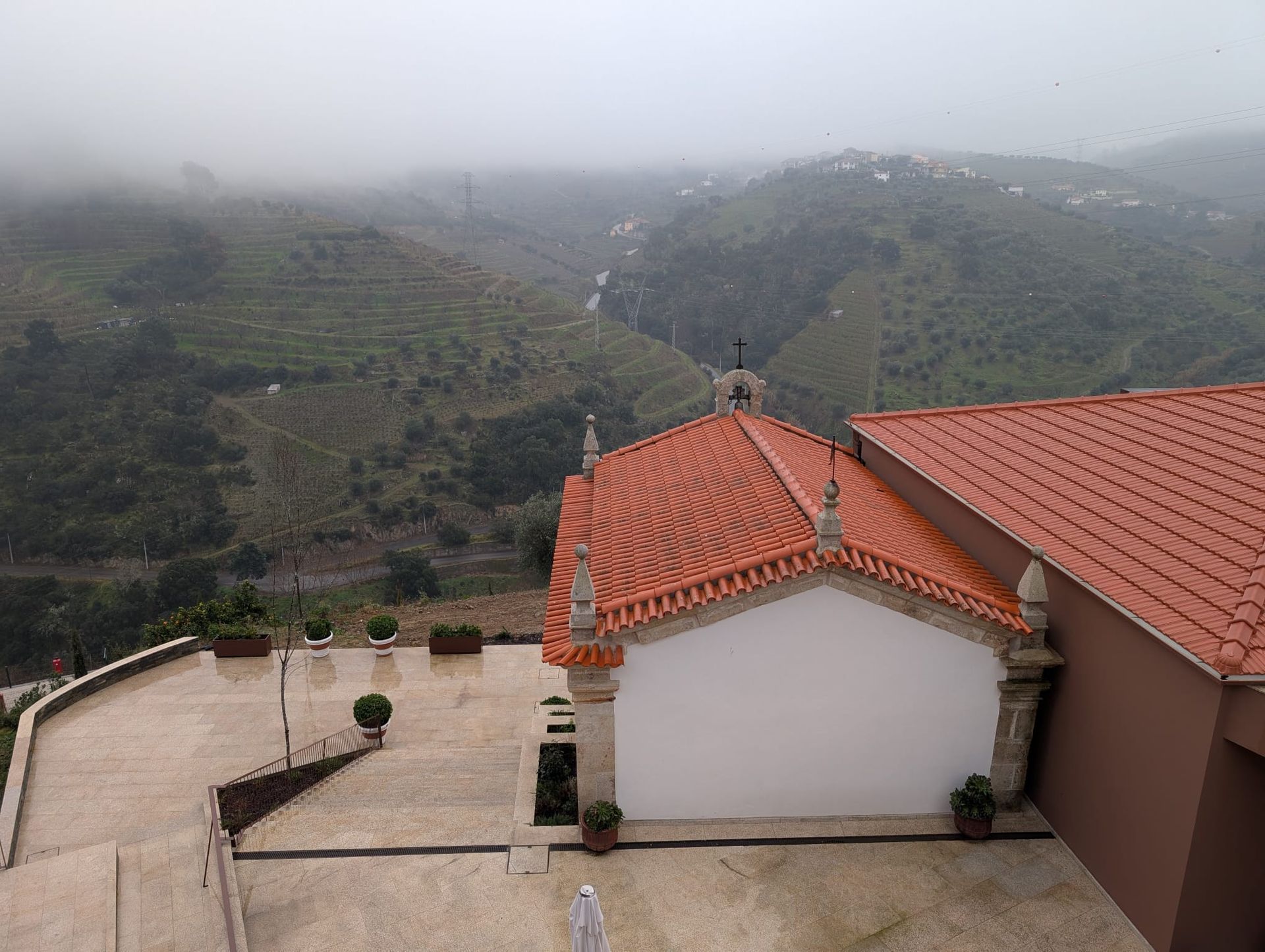 Chapel in the Douro Valley with terracotta roof, overlooking vineyards, where religious ceremonies with a Catholic priest can be celebrated.