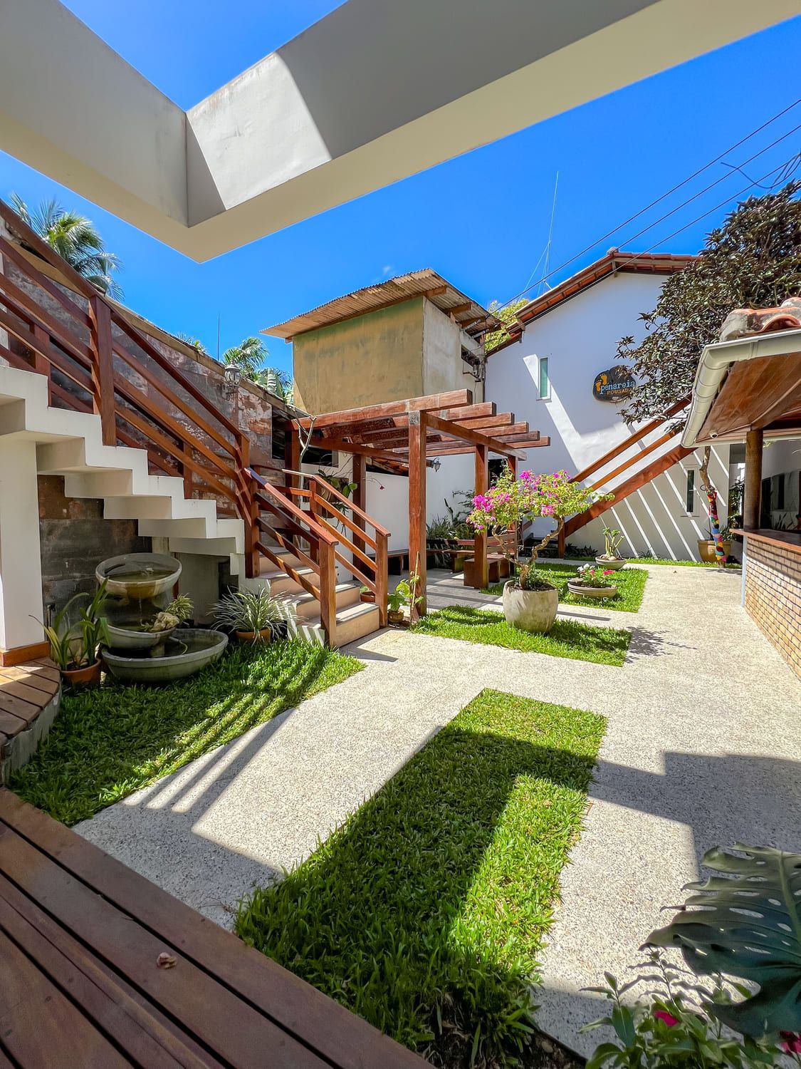 Um quarto com três camas e um alvo de dardos na parede