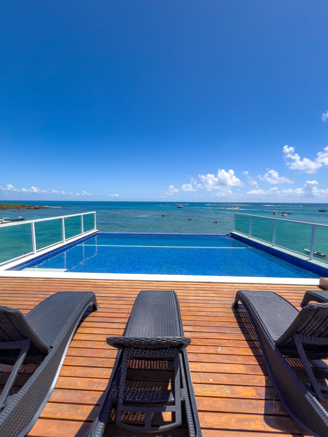 Um quarto com uma cama e um relógio na parede