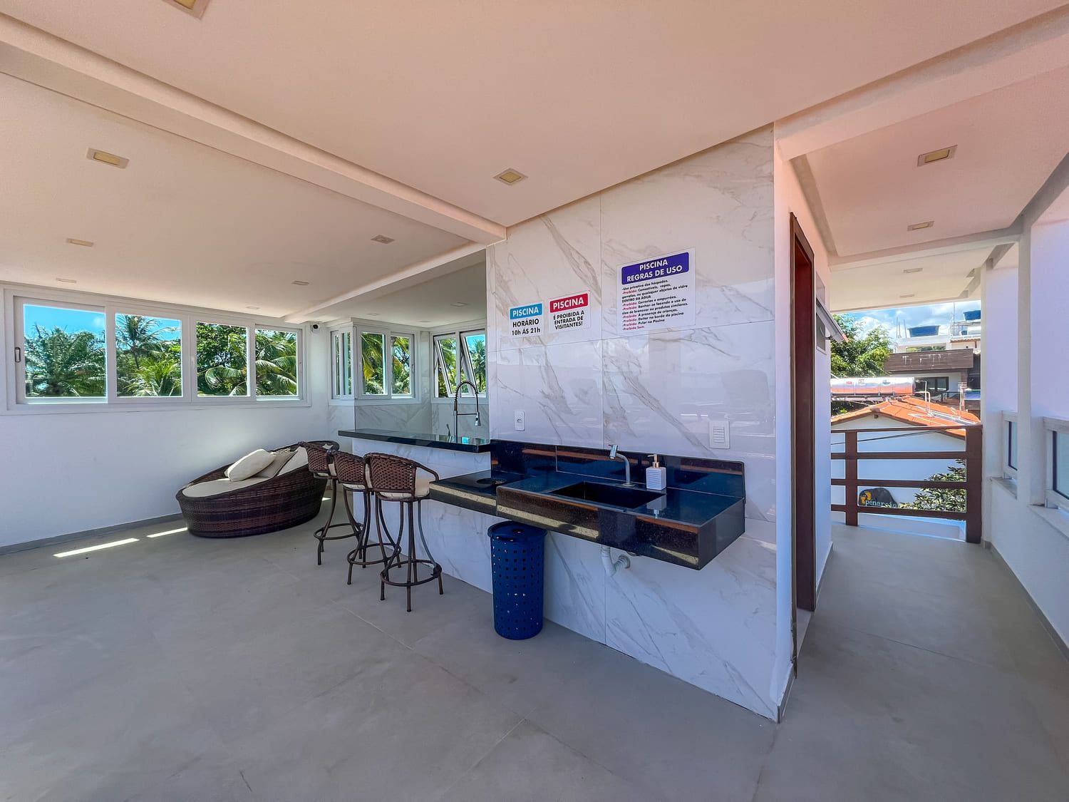 Uma mesa com uma tigela de frutas e duas jarras de suco de laranja.