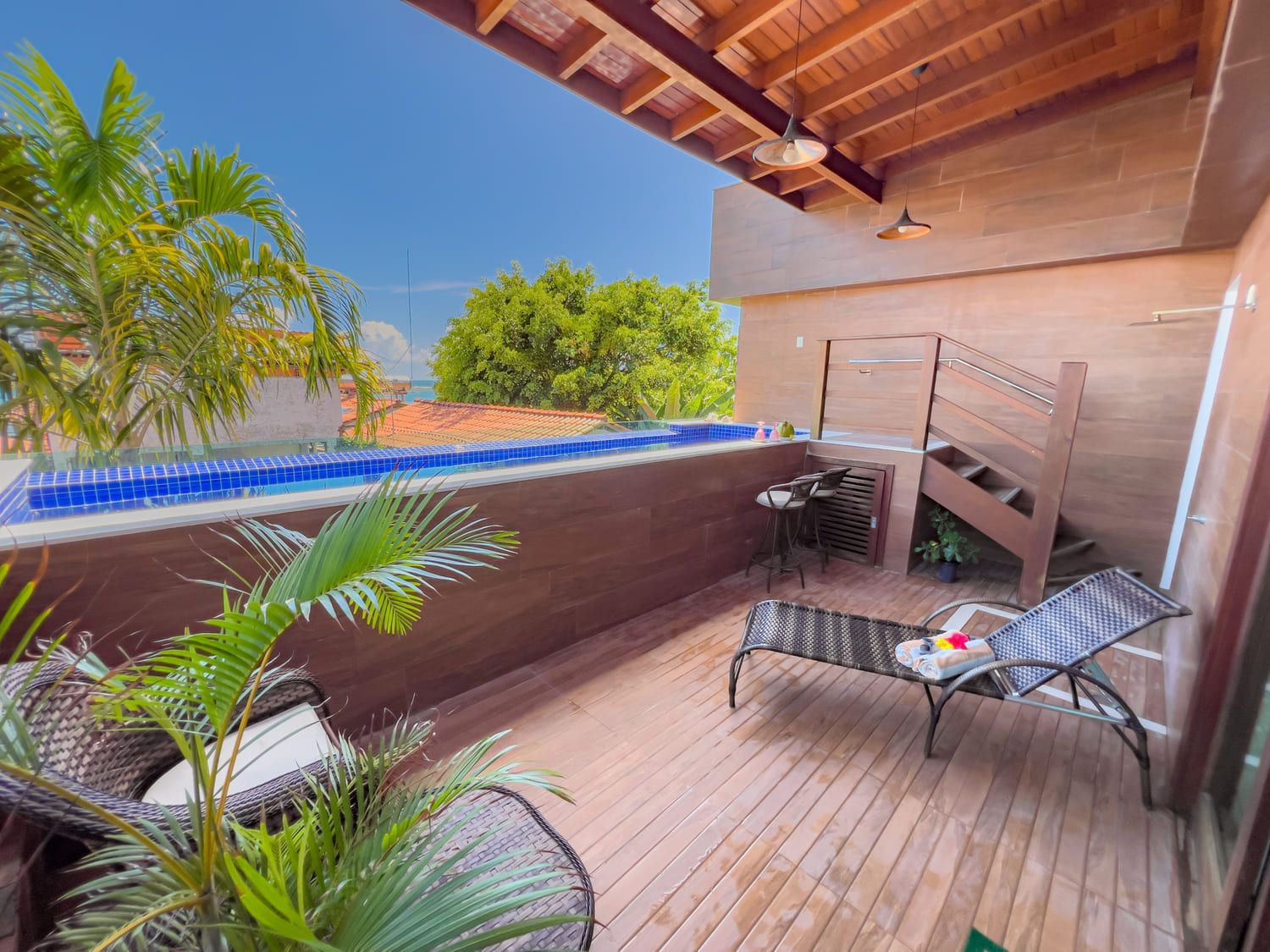 Uma mesa coberta com pratos de comida e flores.