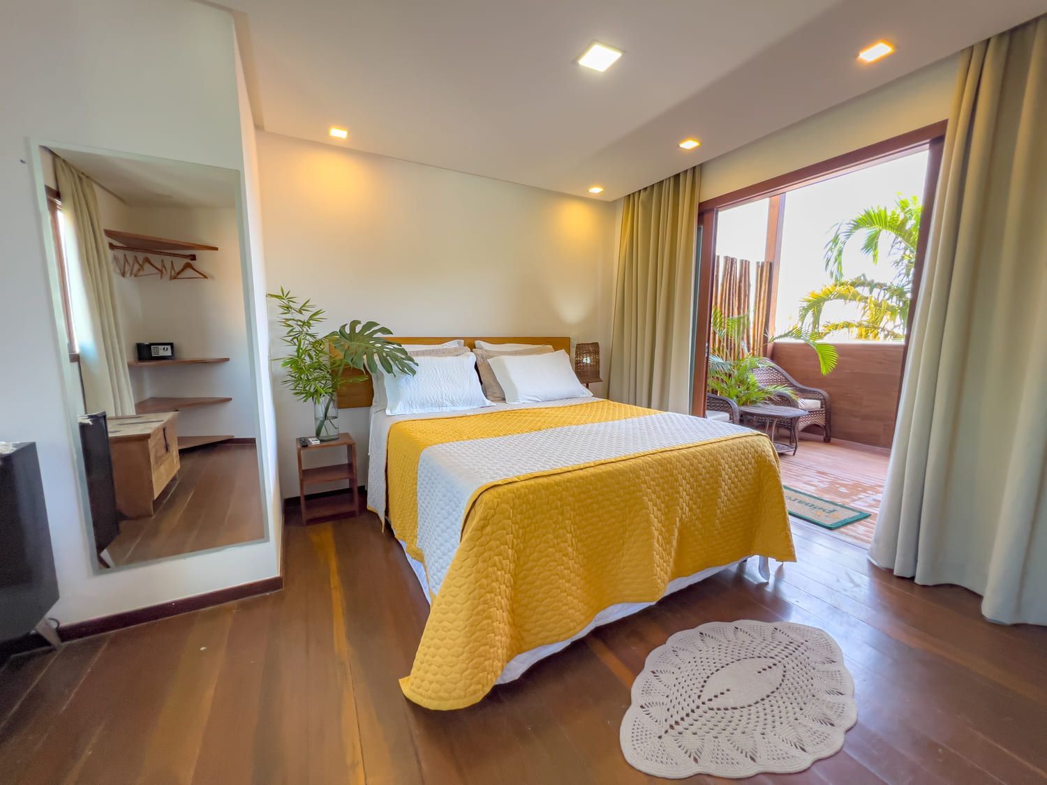 Uma grande casa branca está situada ao lado de um corpo d'água.