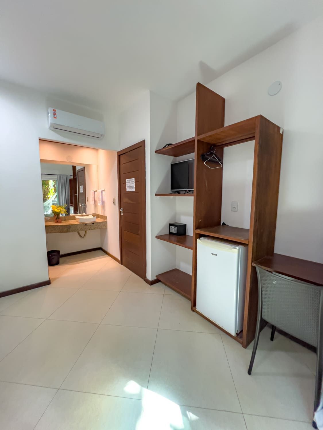 Um pôr do sol sobre um corpo d'água com barcos nele