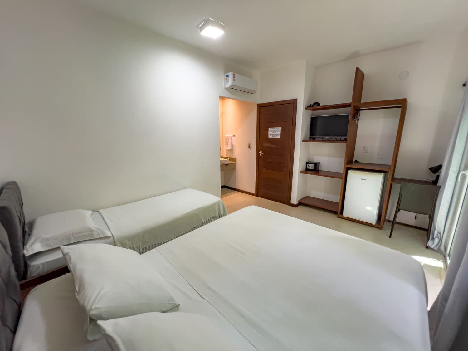 Um prédio de tijolos com uma placa que diz bem-vindo