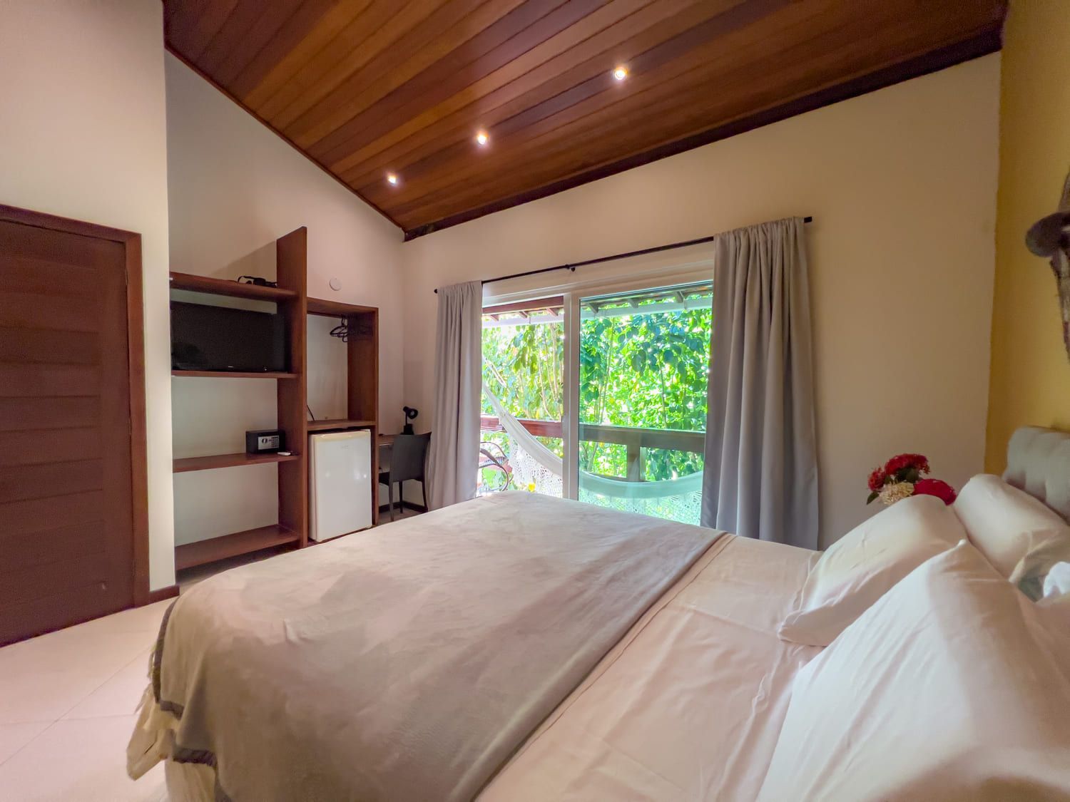 Uma casa com escadas e uma fonte na frente