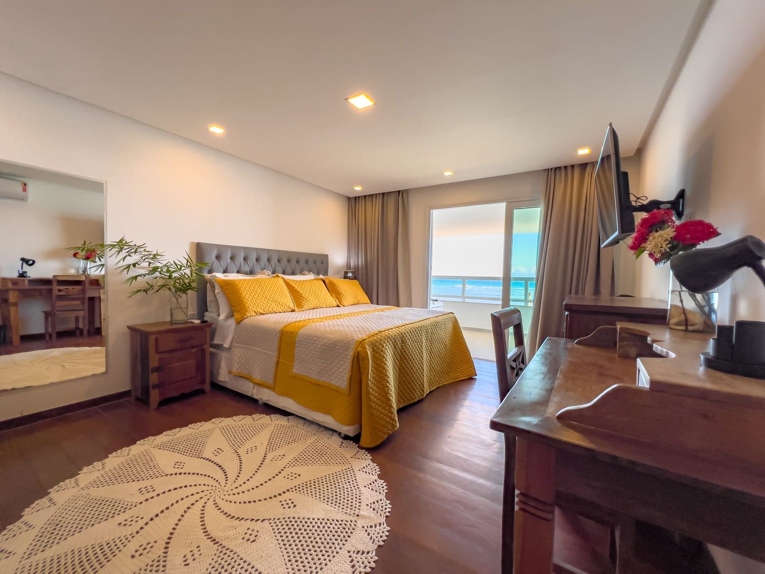 Um balcão de tijolos em um restaurante com uma planta nele