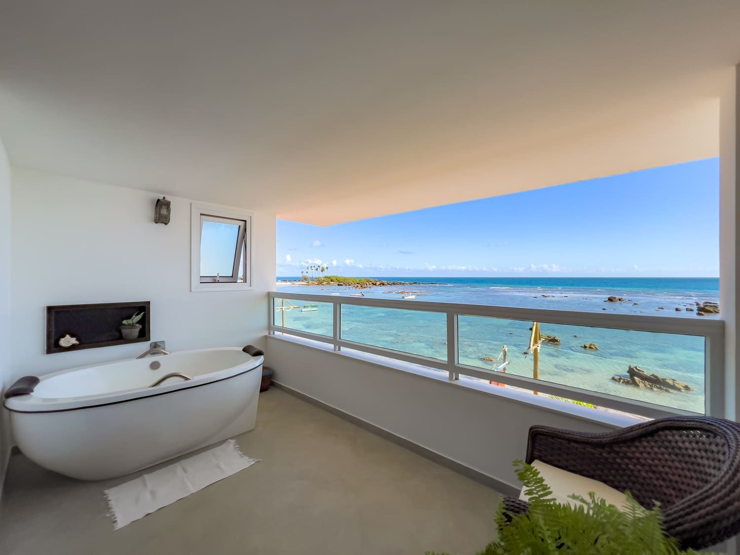 Um quarto com duas camas e três quadros na parede