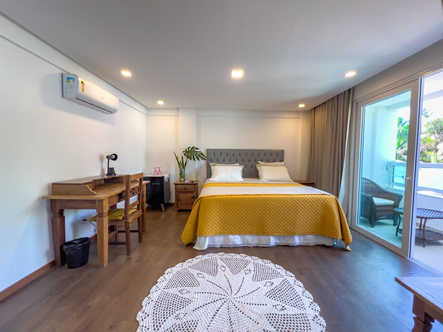 Uma mesa coberta com pratos de comida e flores.