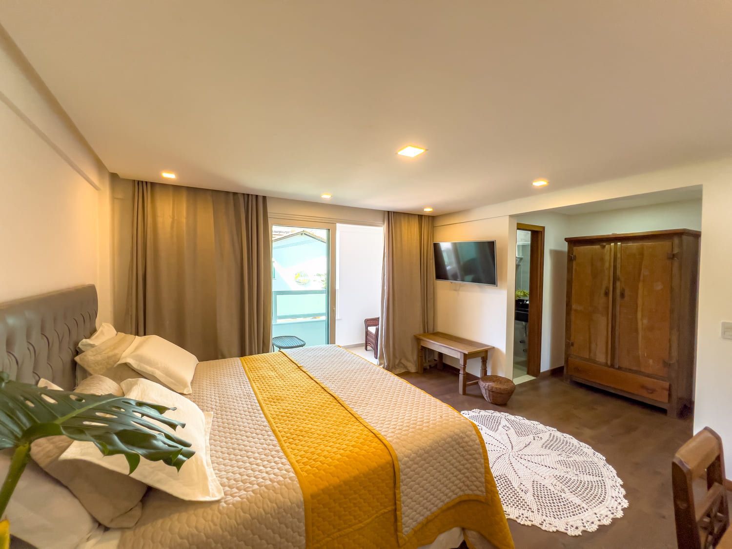 Uma mesa com pratos e xícaras e um vaso de flores sobre ela