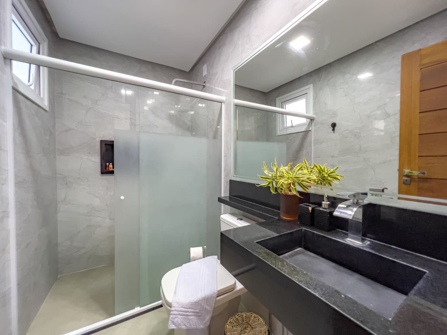 Uma banheira em uma varanda com vista para o oceano