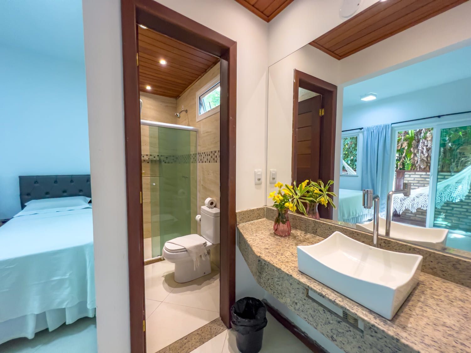 Uma piscina com azulejos azuis e árvores ao fundo