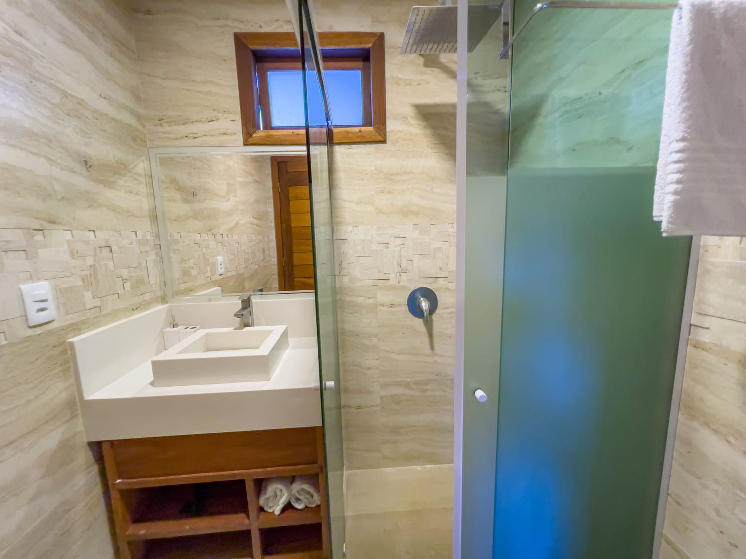 Uma piscina é iluminada à noite com luzes roxas.