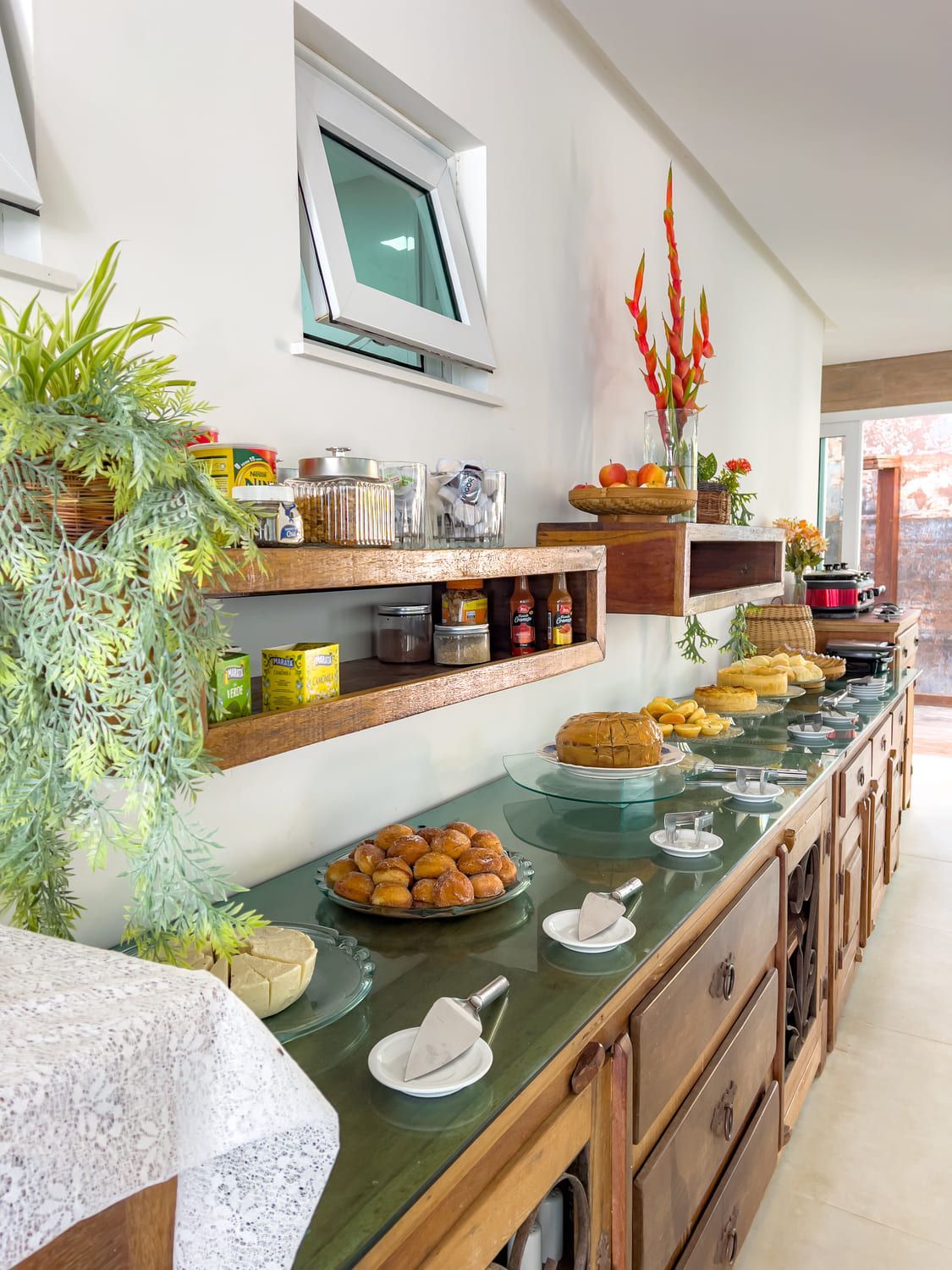 Uma sala de estar com um sofá redondo de vime e três bancos de bar de vime