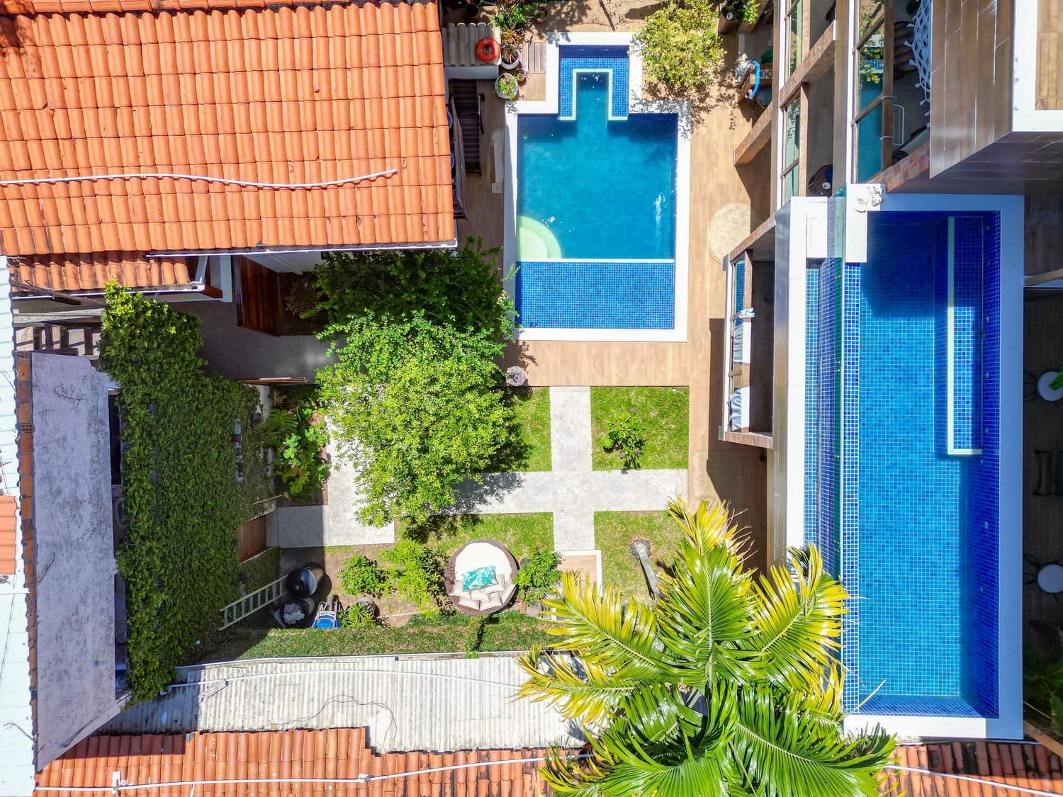 Um prato branco coberto com uma tortilha e um tomate sobre uma mesa.