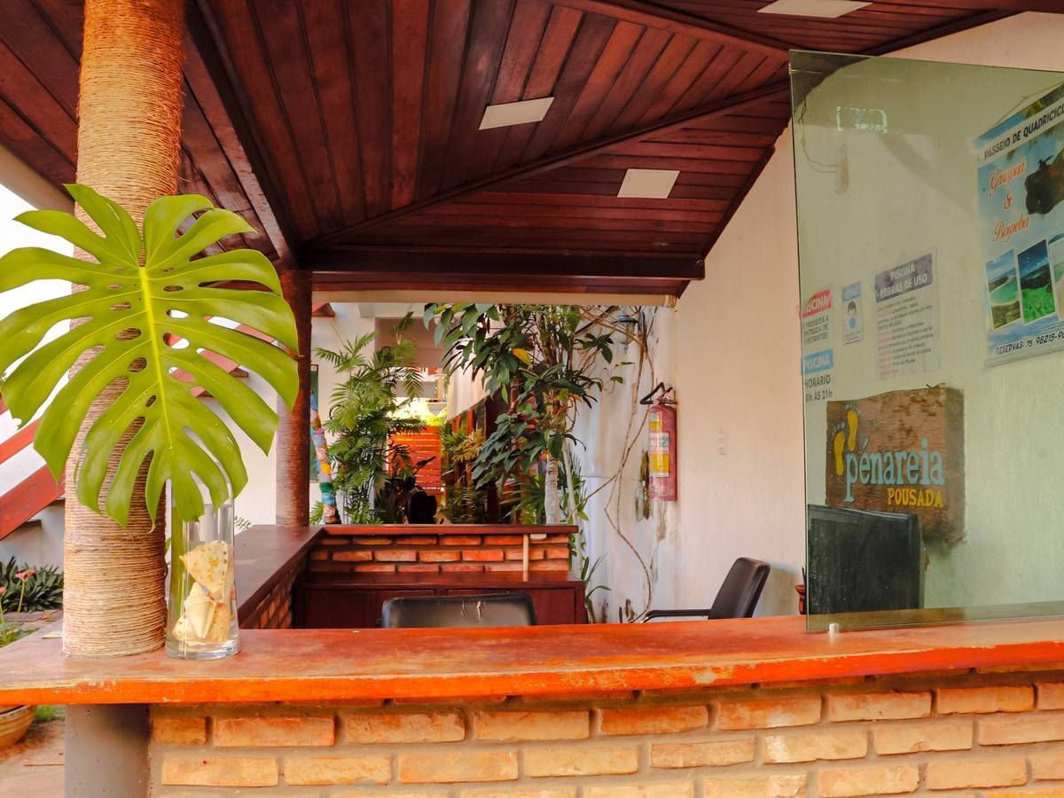 Um balcão de tijolos em um restaurante com uma planta nele