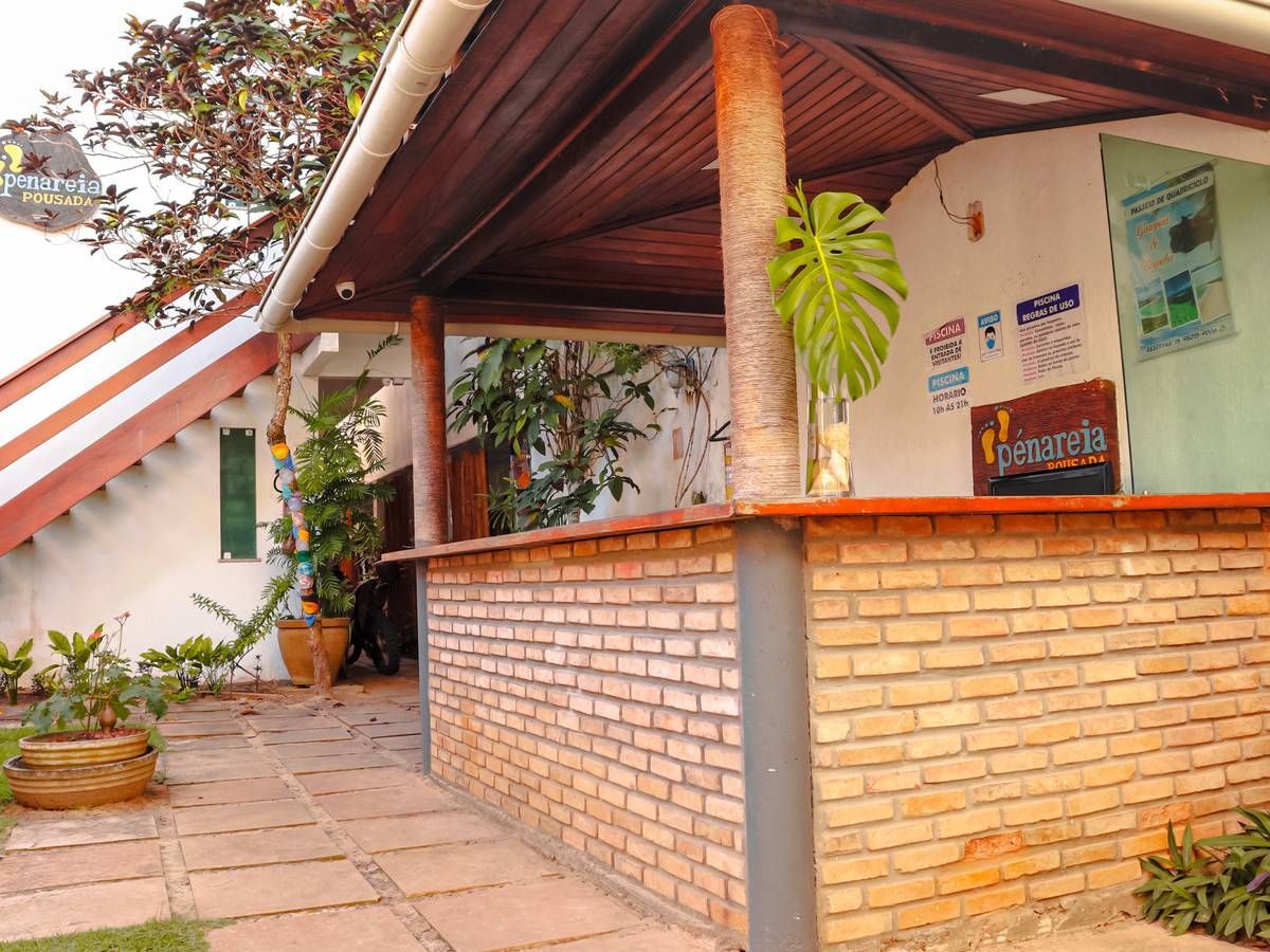 Um prédio de tijolos com uma placa que diz bem-vindo