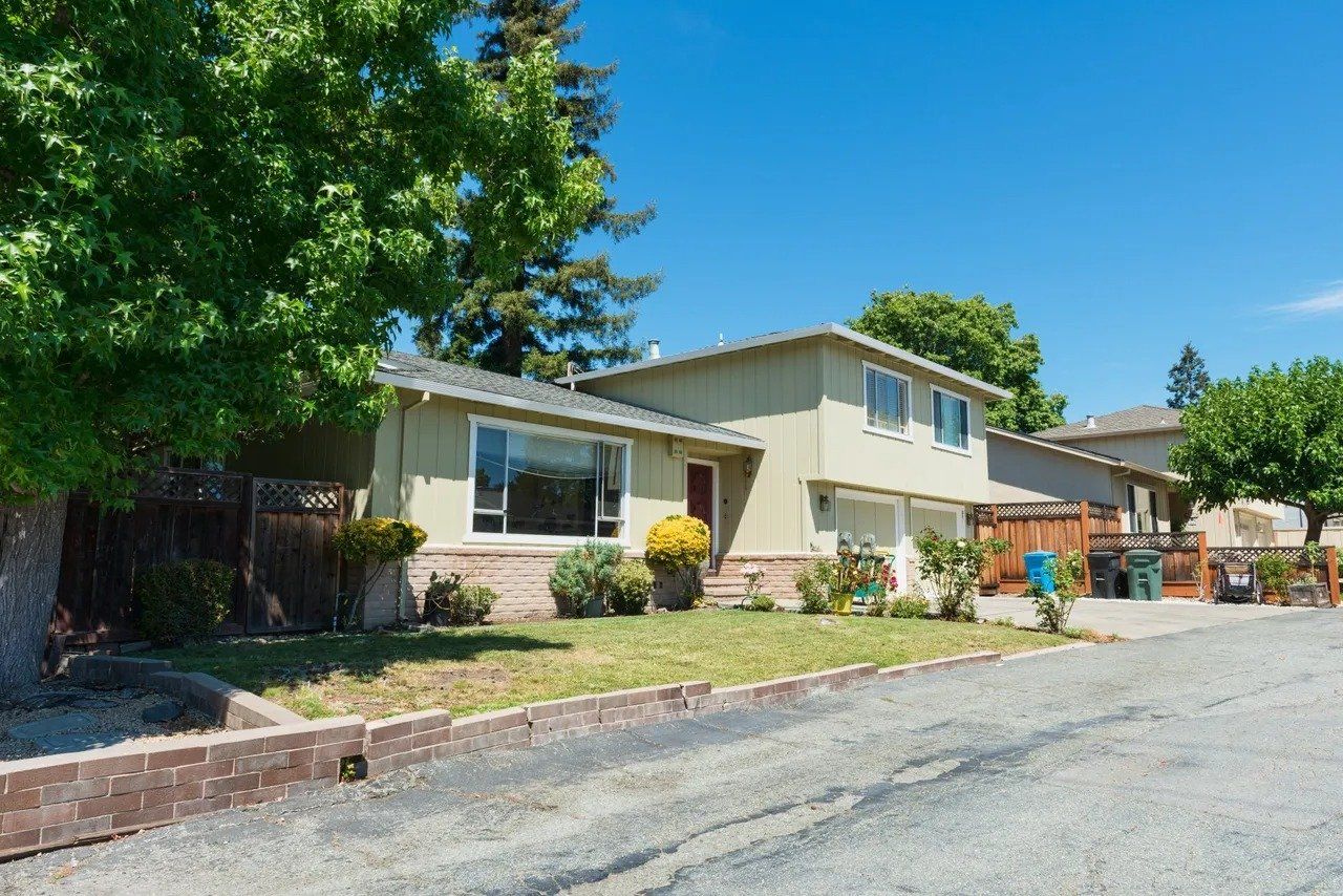 A row of houses are sitting next to each other on a sunny day.