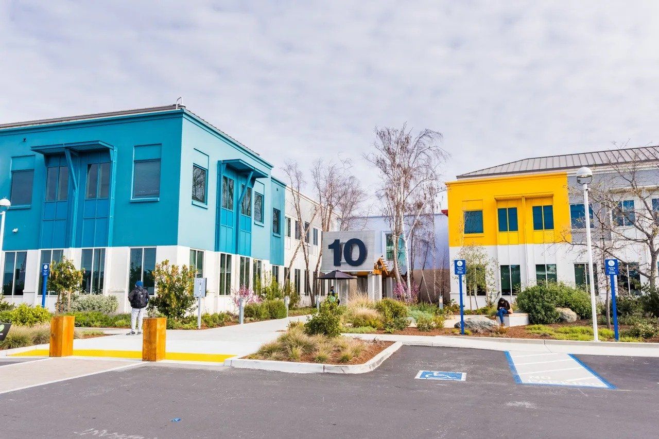 A blue and yellow building with the number 10 on it