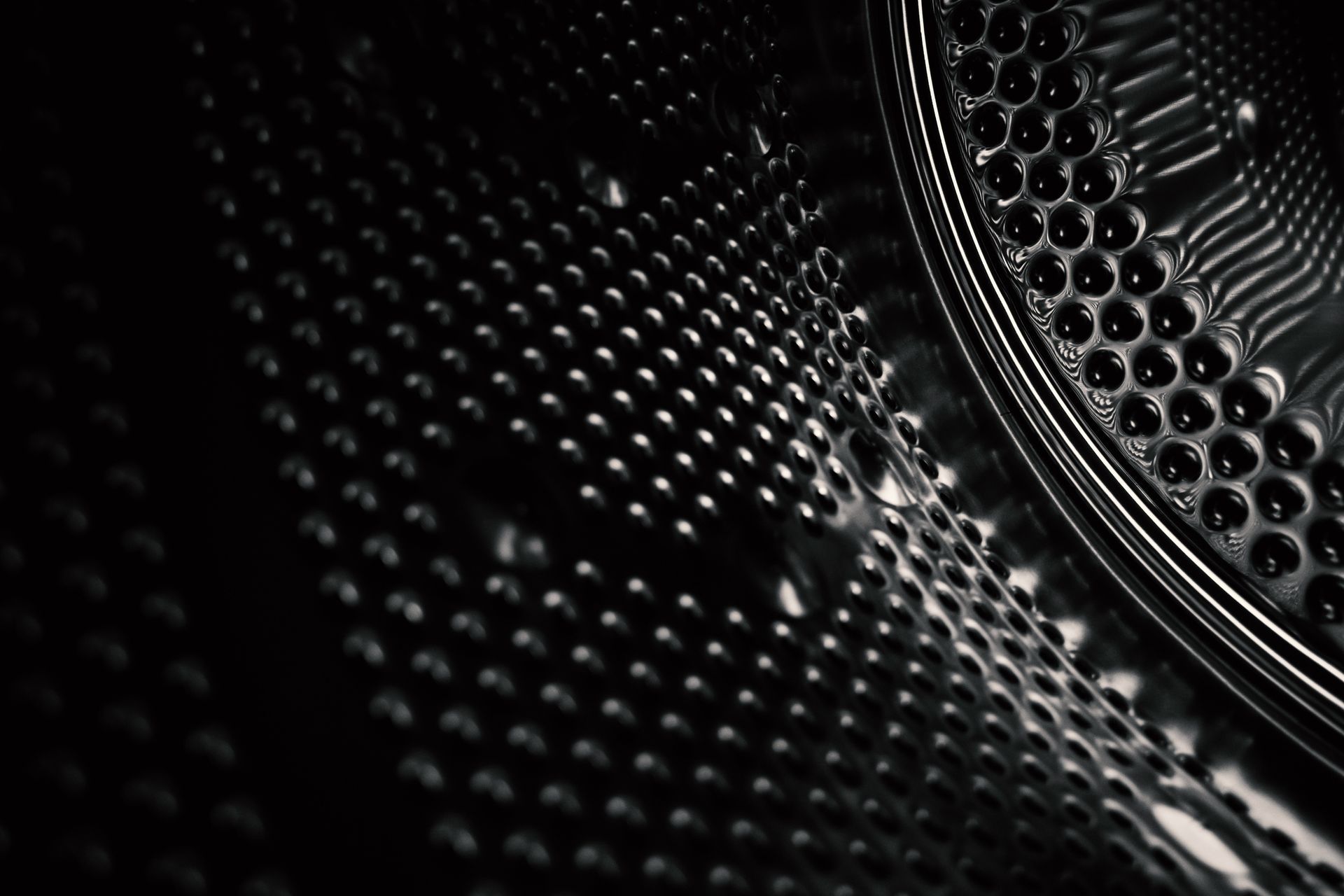 Una foto in bianco e nero dell'interno del cestello di una lavatrice.