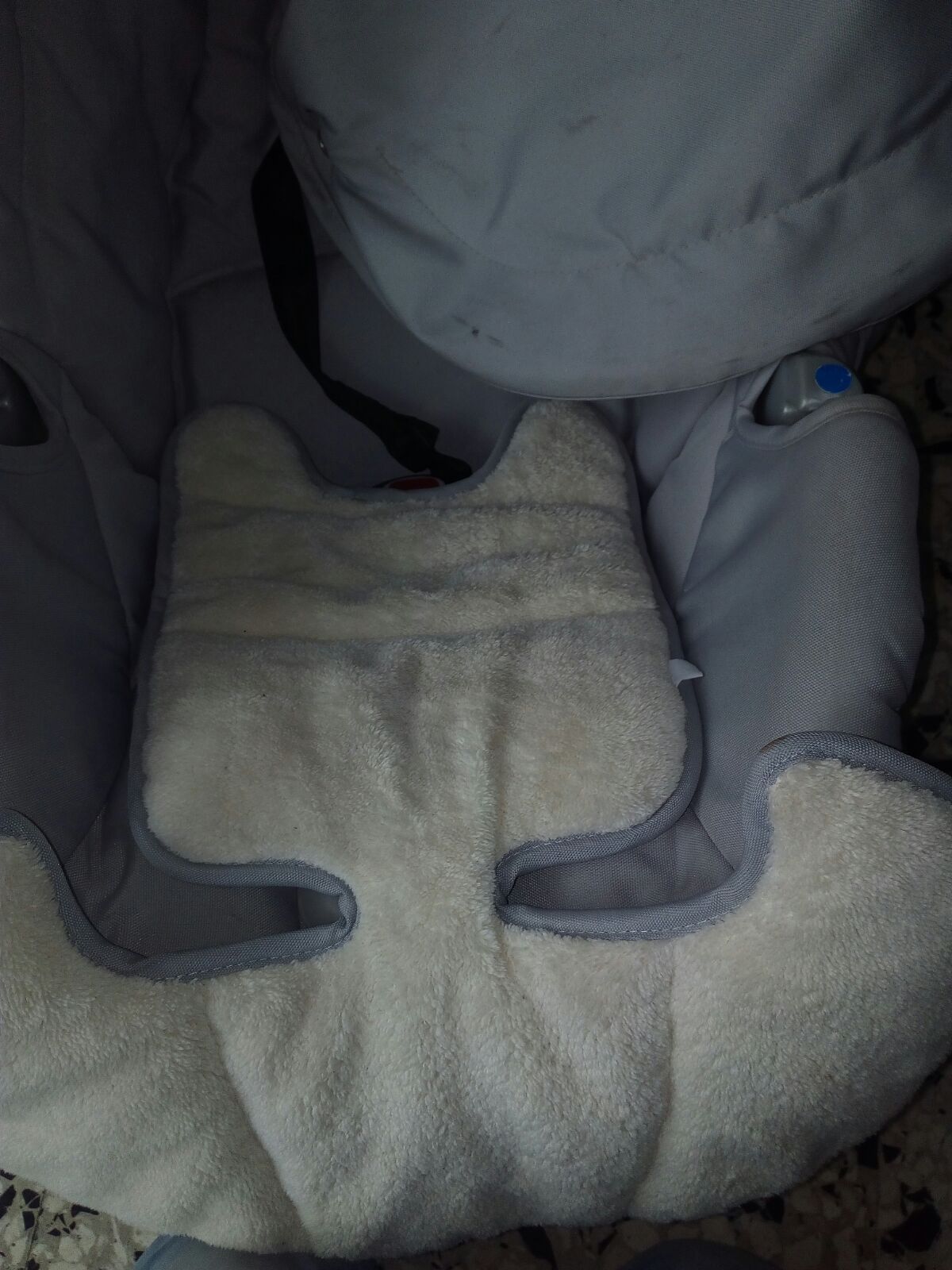 Un seggiolino per bambini è avvolto nella plastica e appoggiato su un tavolo.