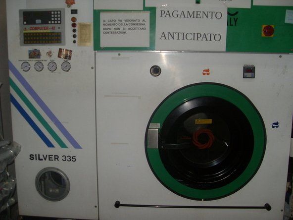 Una lavatrice argentata 335 con sportello verde