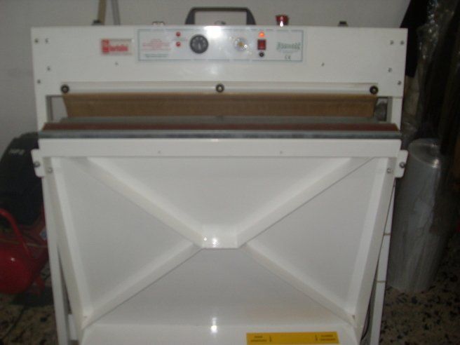 Una macchina bianca con un'etichetta di avvertenza gialla su di essa