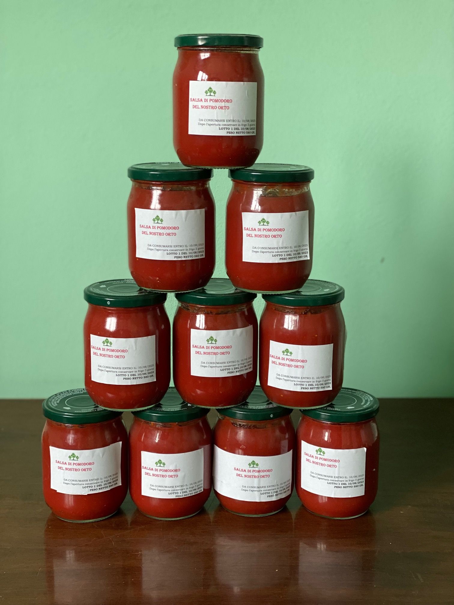 un mucchio di pomodori è seduto su un tavolo di legno