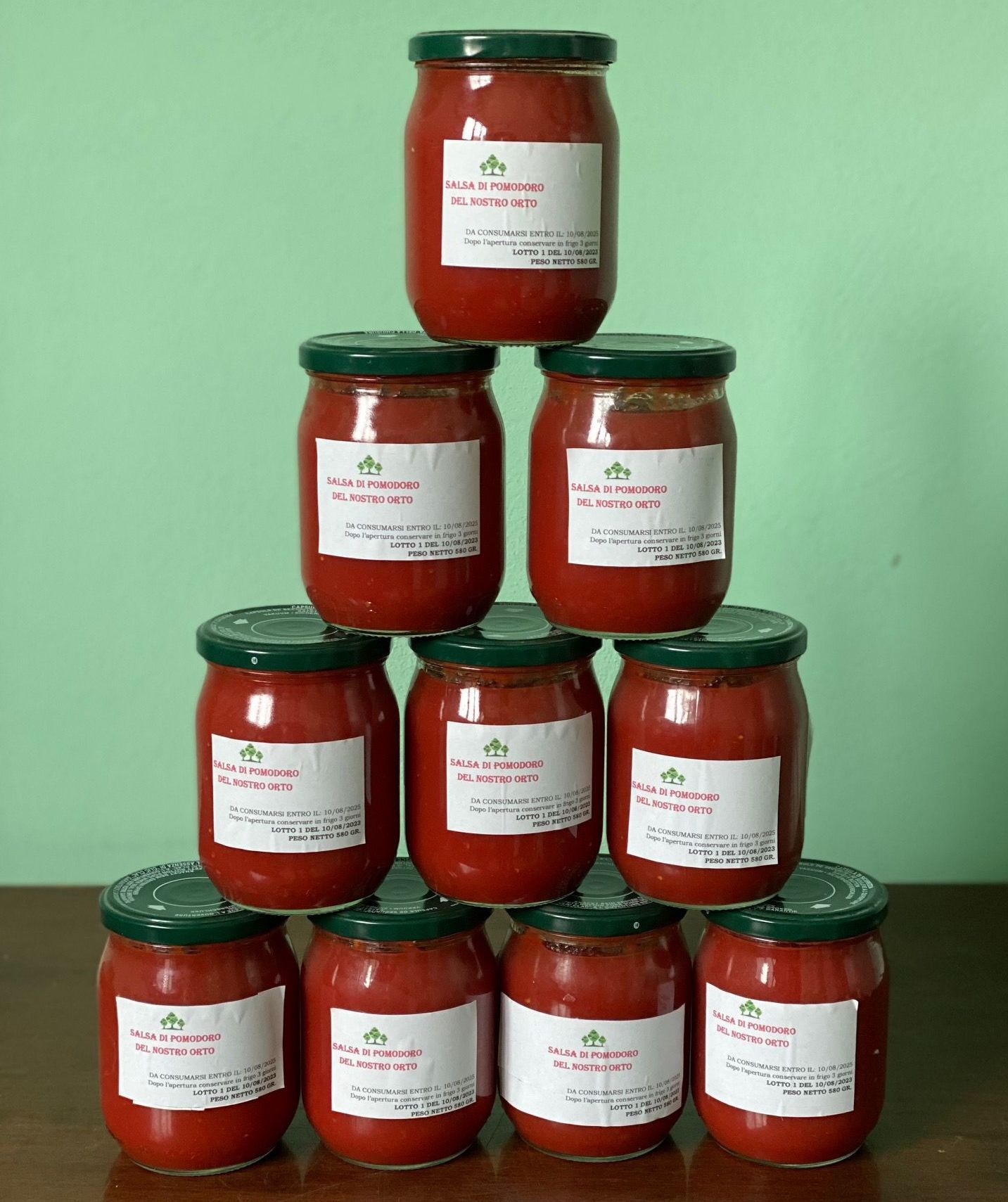 un mucchio di pomodori è seduto su un tavolo di legno