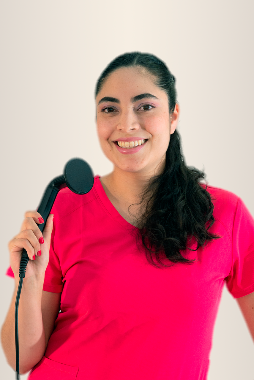 Una mujer con top negro y cuello alto azul sonríe y mira hacia la cámara.
