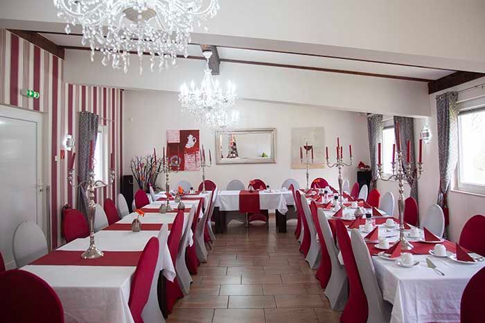 Café Marienkäfer, feierlich gedeckte Kaffeetafel