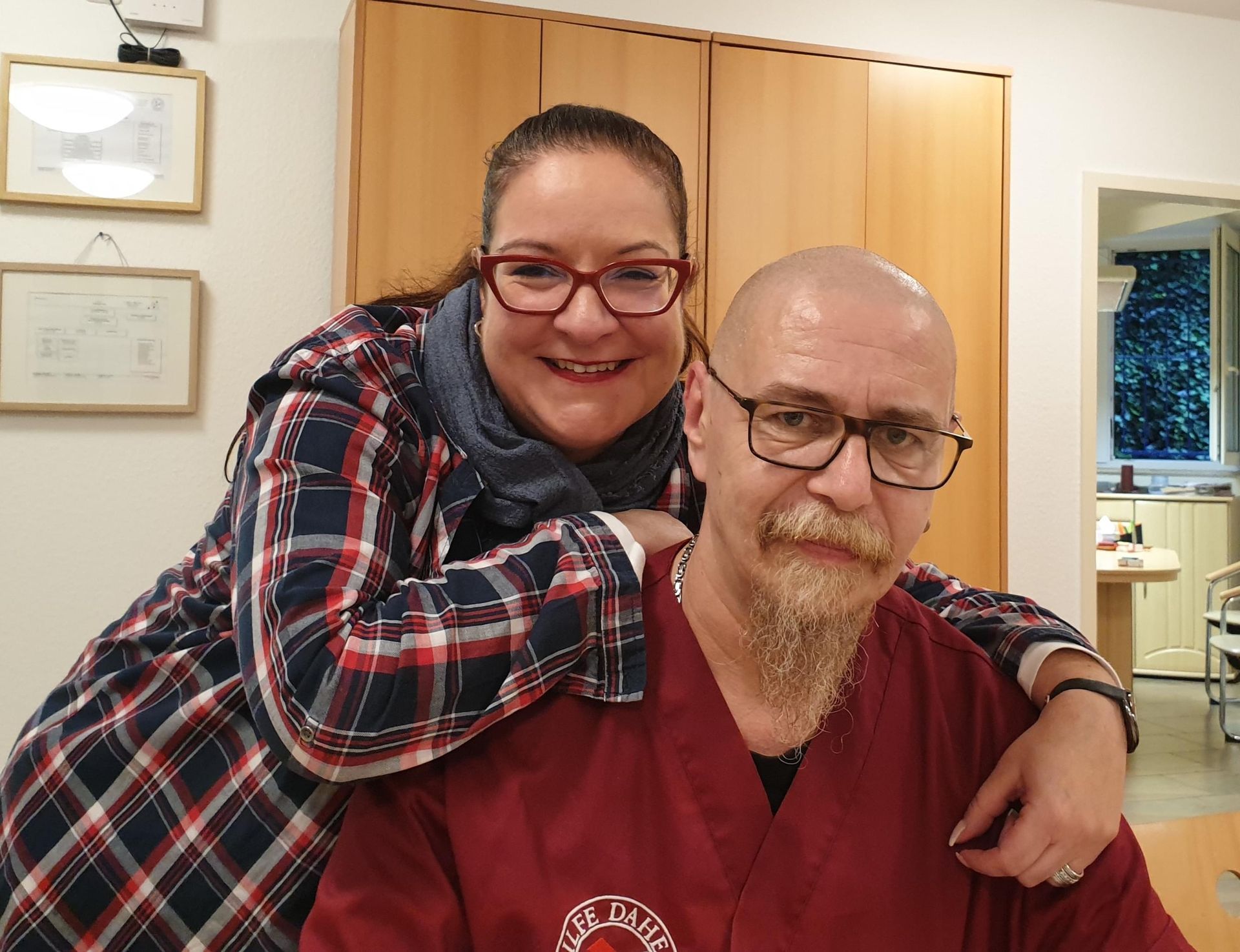 Zwei Mitarbeitende blicken in Kamera