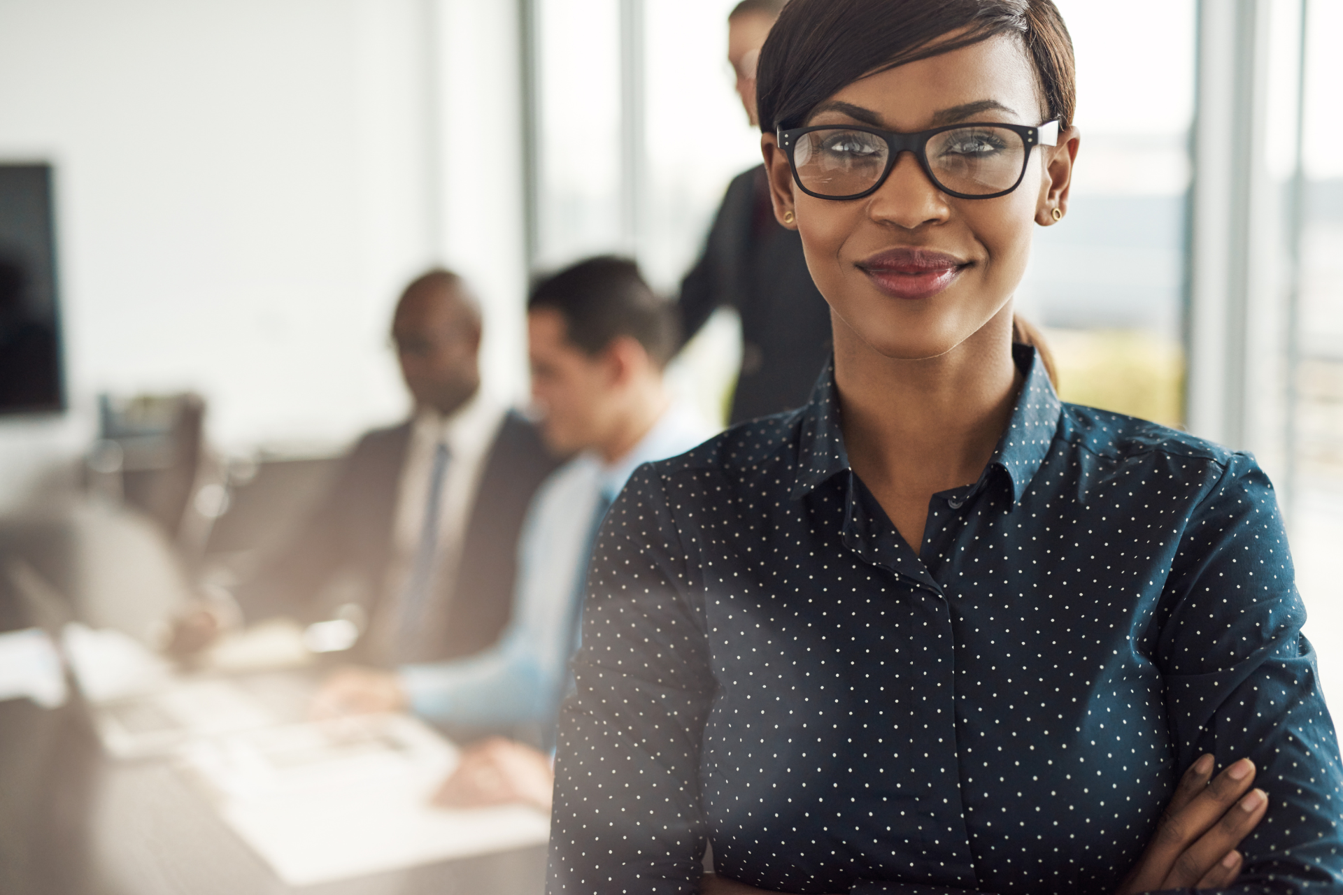 A man in a suit and tie is holding up the word omnichannel