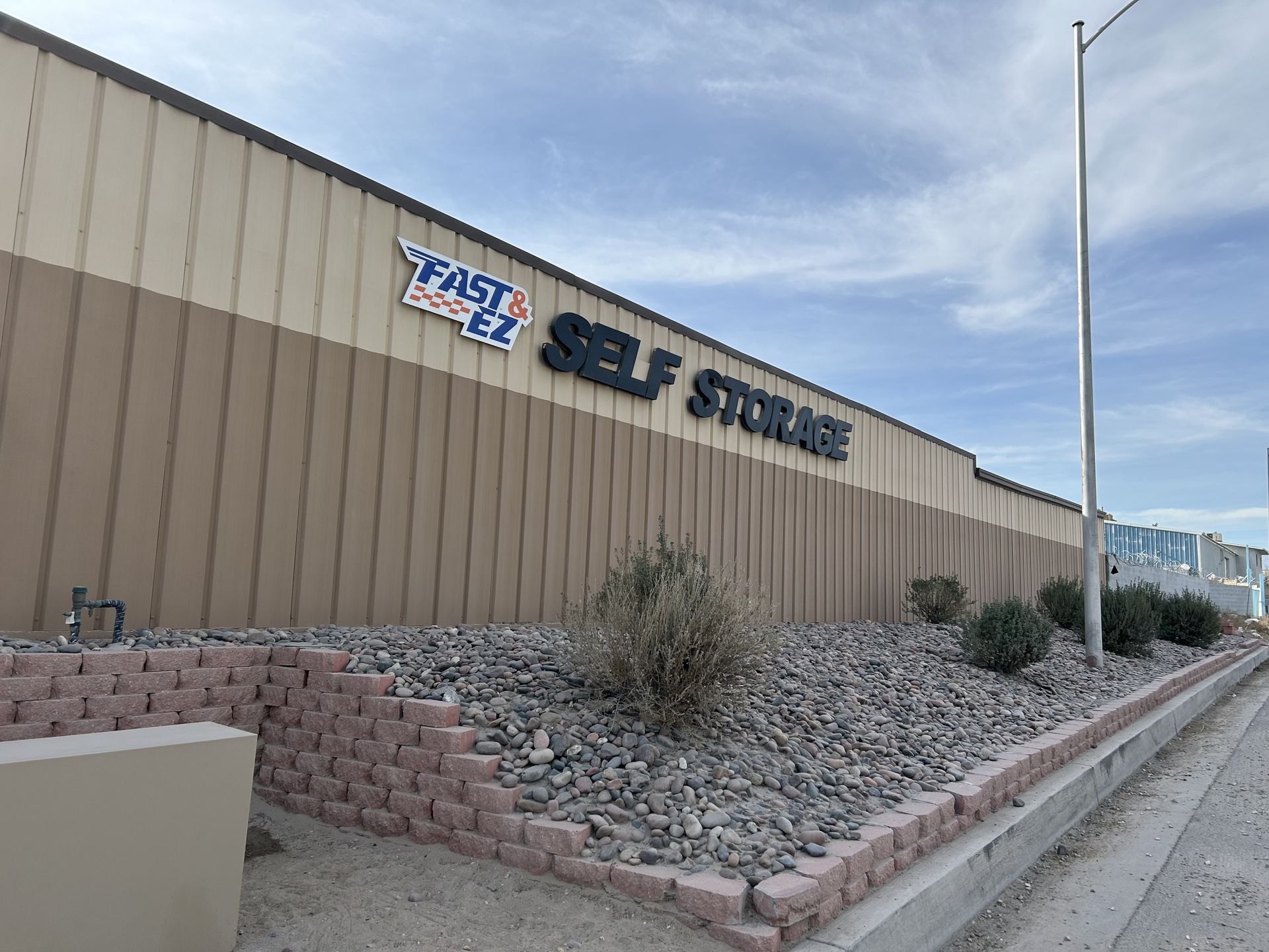 A building with a sign that says fast self storage on it.