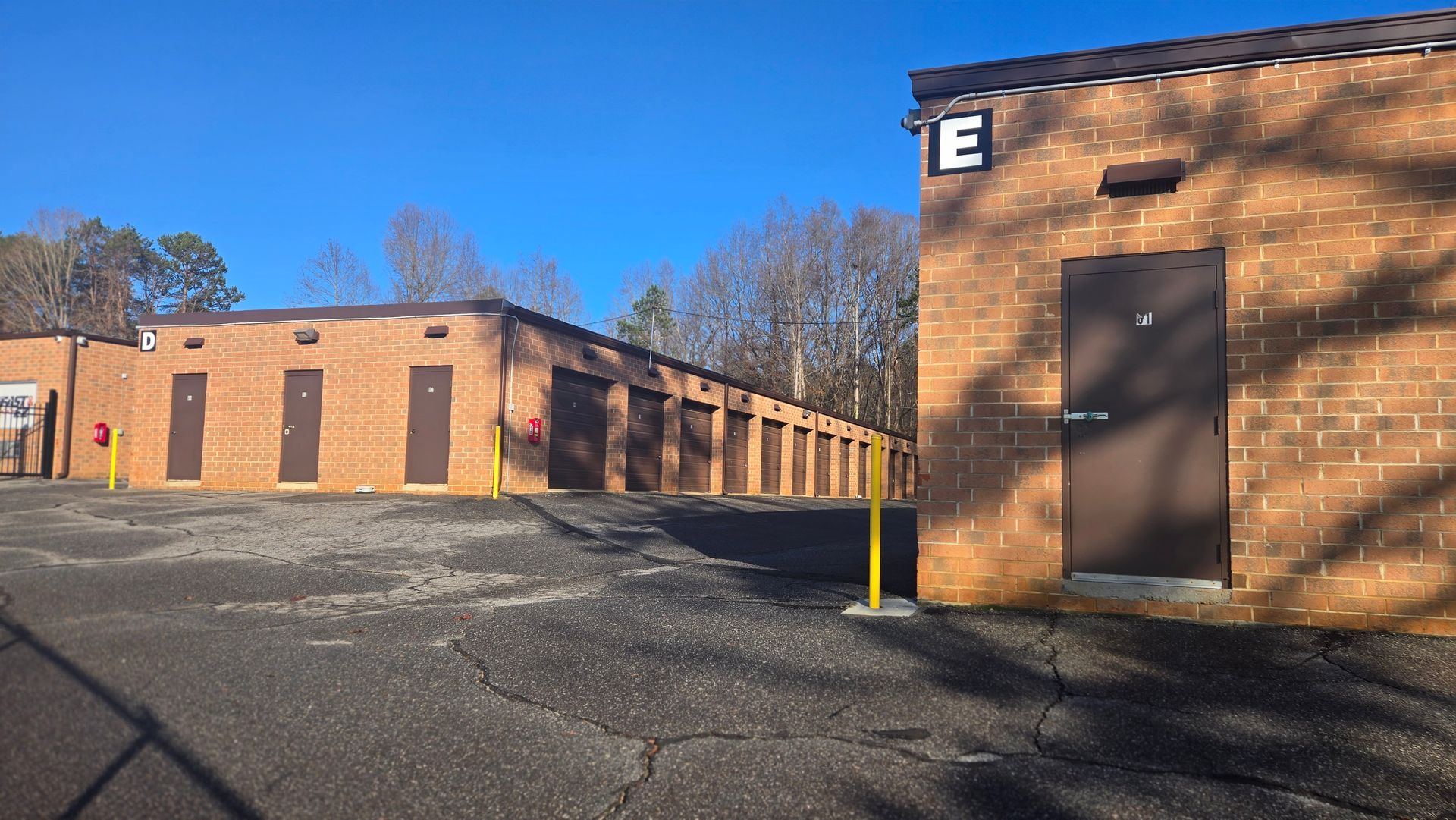 A brick building with the letter e on it