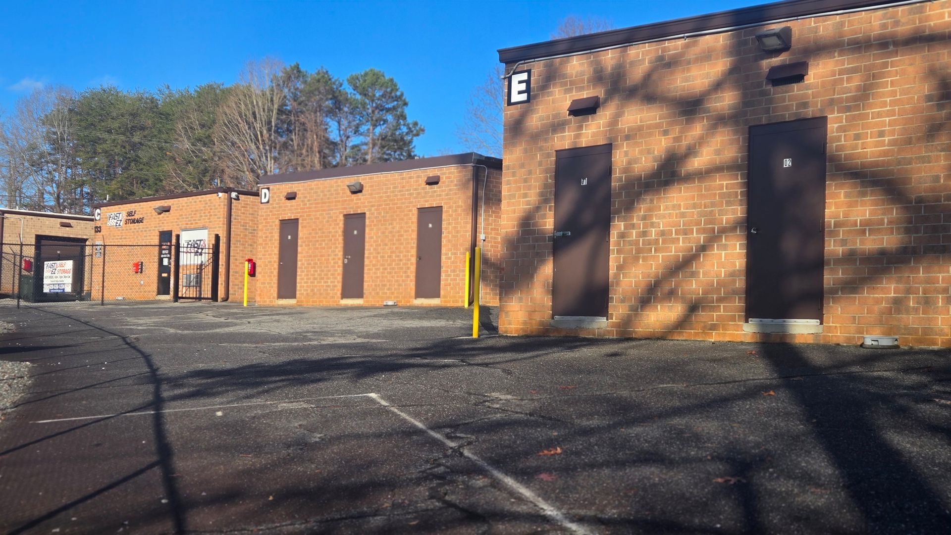 A brick building with the letter e on it