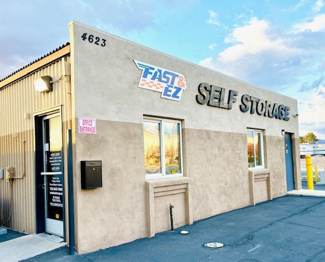 A building that says fast ez self storage on it