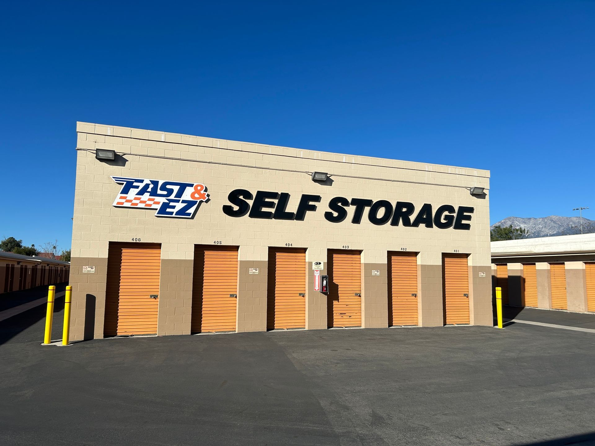 A self storage building with a lot of doors