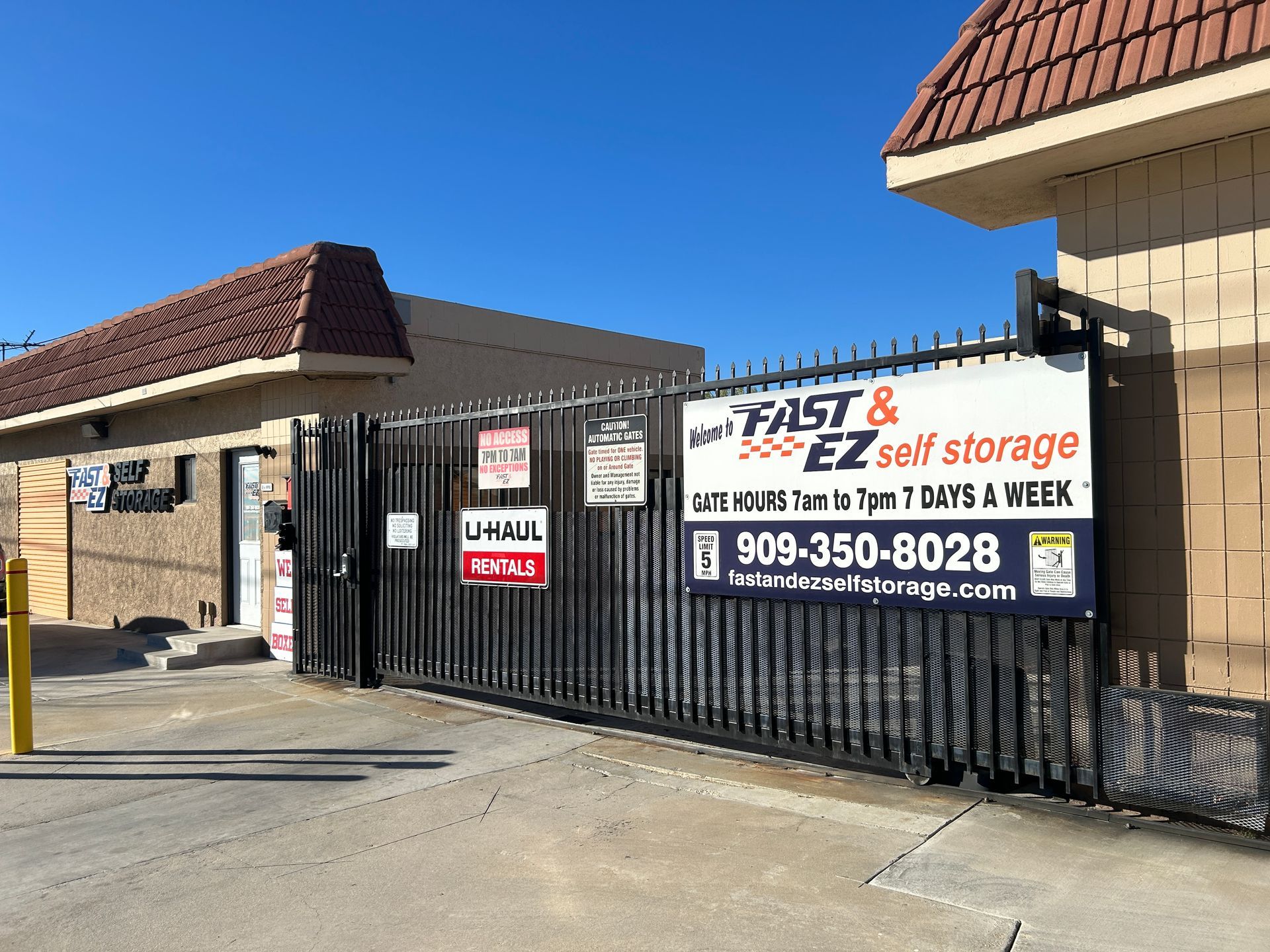 A fence with a sign that says fast & ez self storage