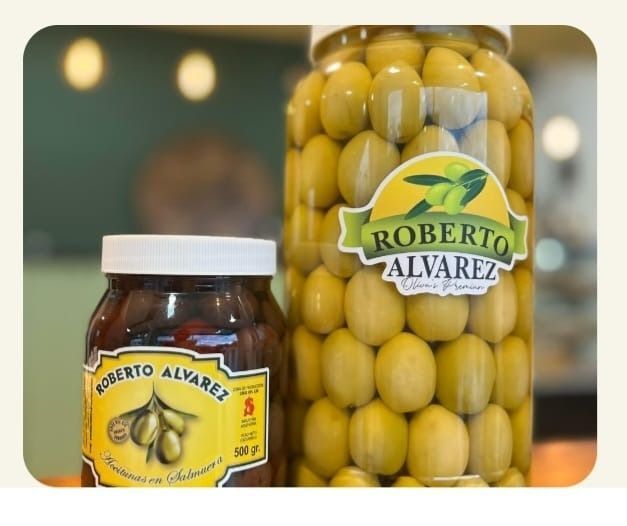 Dos frascos de aceitunas: verdes y negras, etiquetadas 