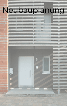 Moderne Hausfassade mit weißer Tür, Holzlatten, Ziegeln und dem Schriftzug „Neubauplanung“.
