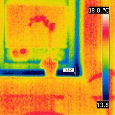 Das Wärmebild zeigt eine Gebäudeecke mit kühleren blauen Bereichen und wärmeren gelb/orangen Bereichen.