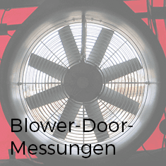 Gebläse-Tür-Ventilator mit Flügeln und Schutzgitter. Text: Blower-Door-Messungen auf rotem Hintergrund.