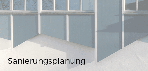 Eine Gebäudeaußenansicht mit dem Schriftzug „Sanierungsplanung“. Weiße Fassade, blaue Wände und Fenster im oberen Bereich.