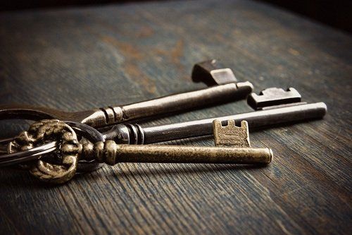 Tre chiavi antiche su una superficie di legno