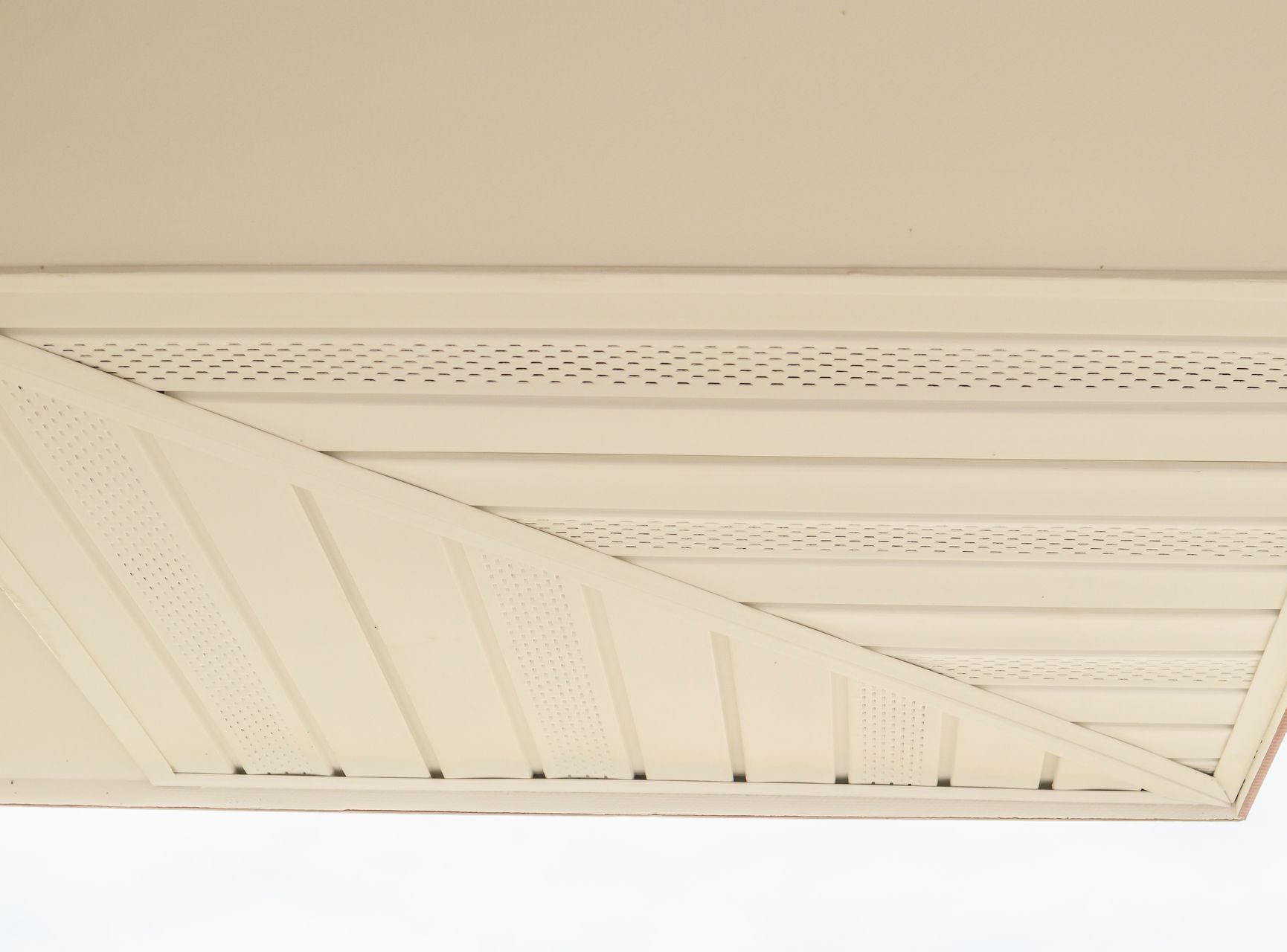 Un gros plan d'un soffite blanc sur fond blanc.