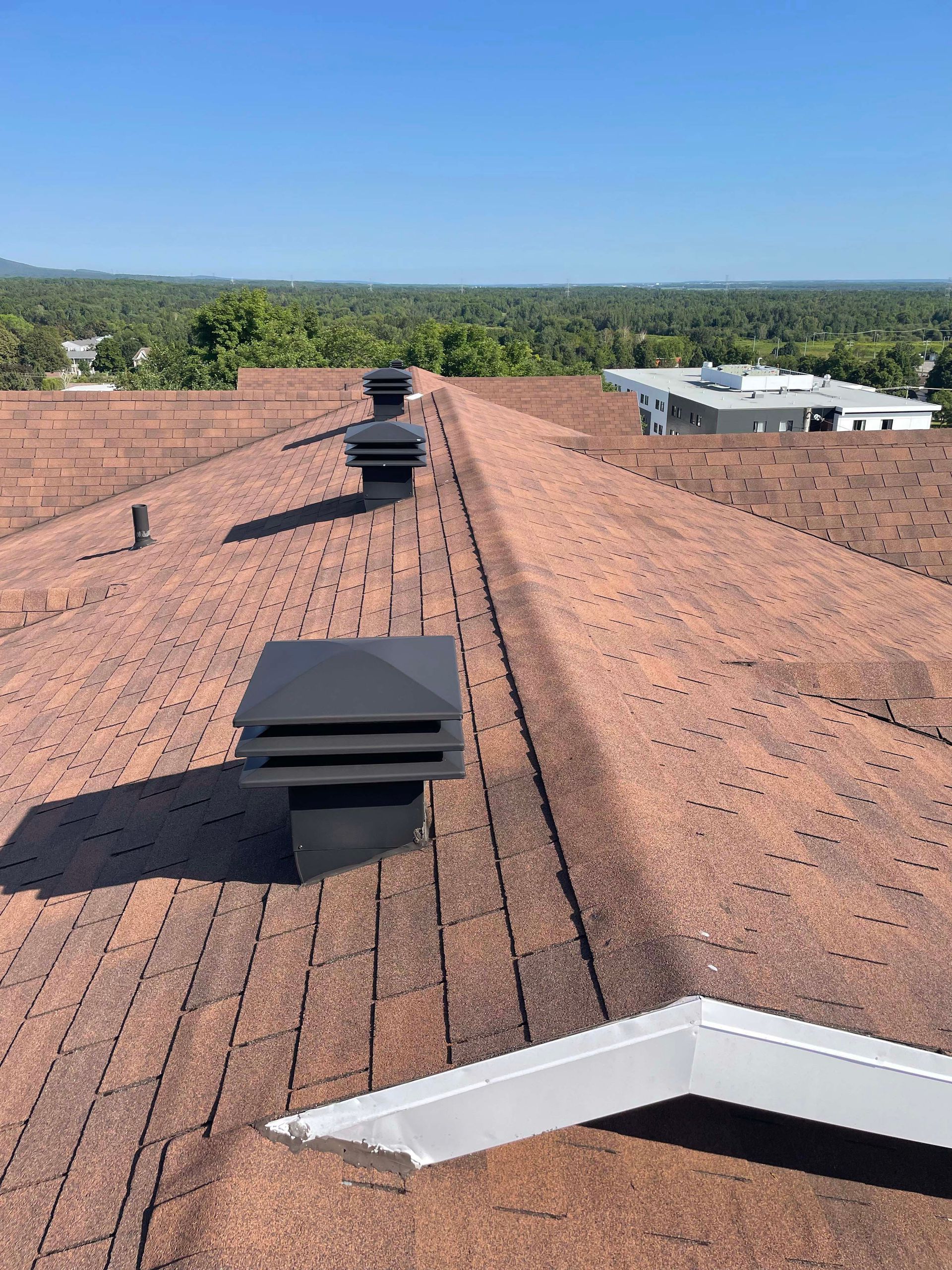 Le toit d'un bâtiment avec beaucoup d'aérations.